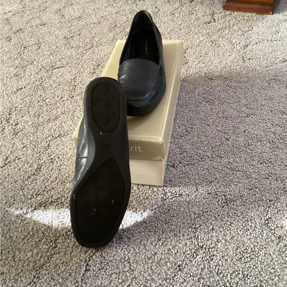 Women’s Easy Spirit Black Flats - Picture 2 of 3